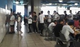 爆料富士康食堂视频曝光,视频揭露员工饮食现状引发热议