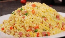 外卖员爆料炒饭视频播放,视频播放引发热议